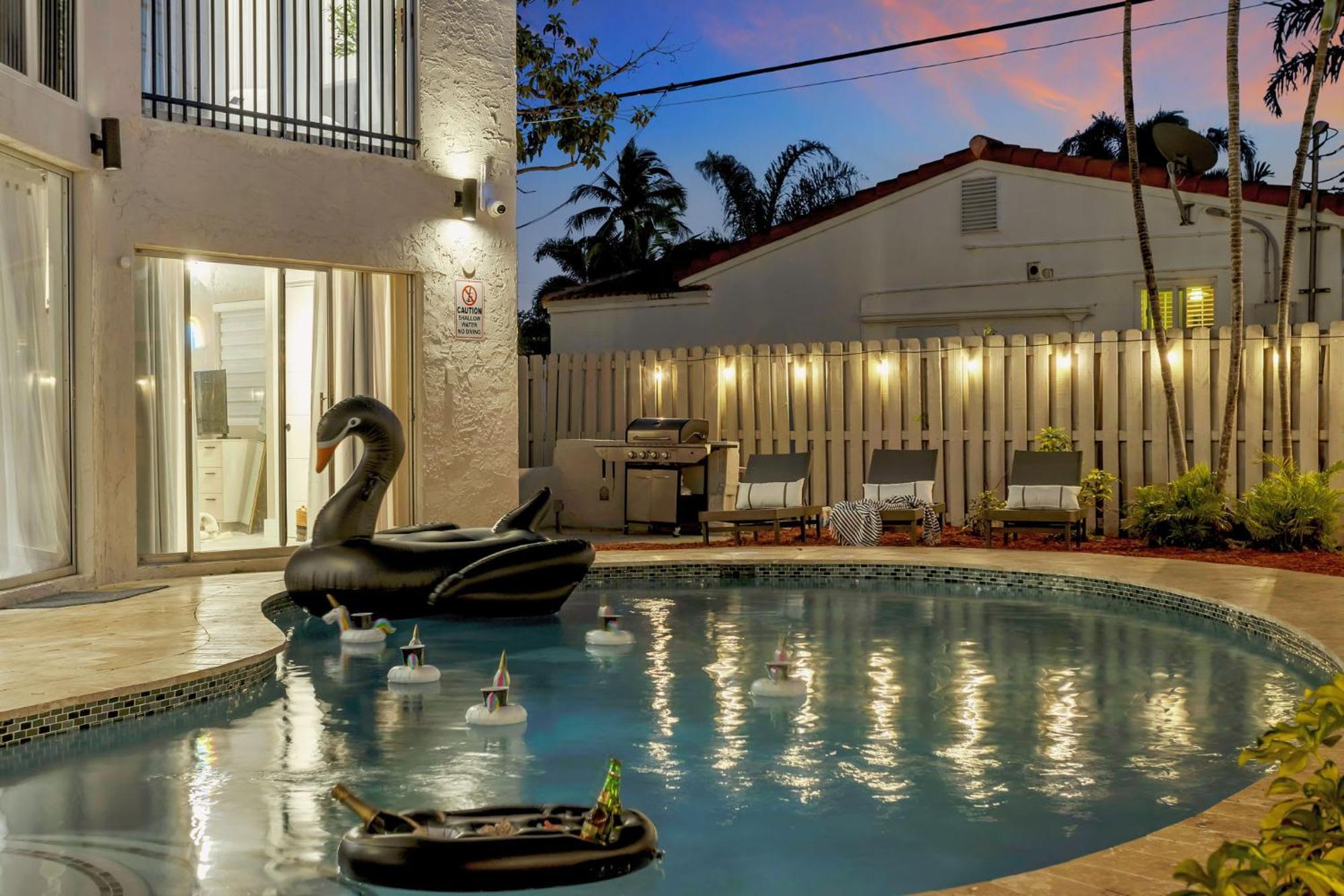 Stunning 2 Story Villa With Pool ฟอร์ต ลอเดอร์เดล ภายนอก รูปภาพ